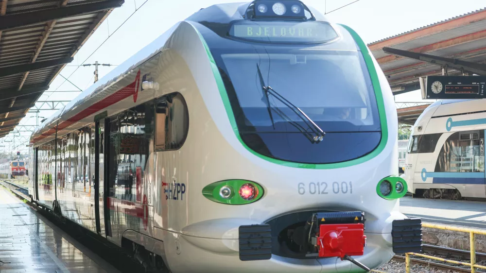 29.09.2025., Zagreb - Glavni kolodvor. Potpredsjednik Vlade i ministar mora, prometa i infrastrukture Oleg Butkovic sudjelovao je na pustanju u promet prvog baterijskog vlaka. Pustanje u promet novog vlaka obiljezeno je redovnom voznjom na relaciji Zagreb &ndash; Vrbovec &ndash; Bjelovar. Photo: Sanjin Strukic/PIXSELL