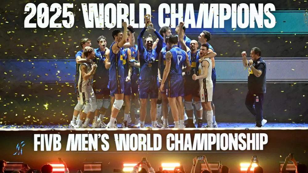 Volleyball - Men's World Championships - Final - Bulgaria v Italy - SM Mall of Asia Arena, Pasay City, Philippines - September 28, 2025 Italy players celebrate with the trophy on the podium after winning the Men's World Championships REUTERS/Noel Celis
