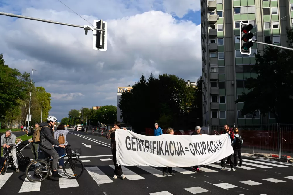29.09.2025 Protest prebivalcev Savskega naselja na Linhartovi censti - Civilna iniciativa Savsko naselje in PLAC - Participativna Ljubljanska Avtonomna Cona - protestni shod Savčank in Savčanov, pa tudi drugih enakomislečih some&scaron;čanov. FotoNik Erik Neubauer