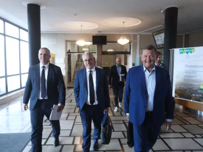 - Mag. Bojan Kumer, minister za okolje, podnebje in energijo- Matjaž Han, minister za gospodarstvo, turizem in &scaron;port Matjaž Han- Dr. Aleksander Jev&scaron;ek, minister za kohezijo in regionalni razvoj-  11.09.2024. Izredna seja svetov občin Velenje in &Scaron;o&scaron;tanj o dogajanju na področju energetike. Foto: Bojan Velikonja