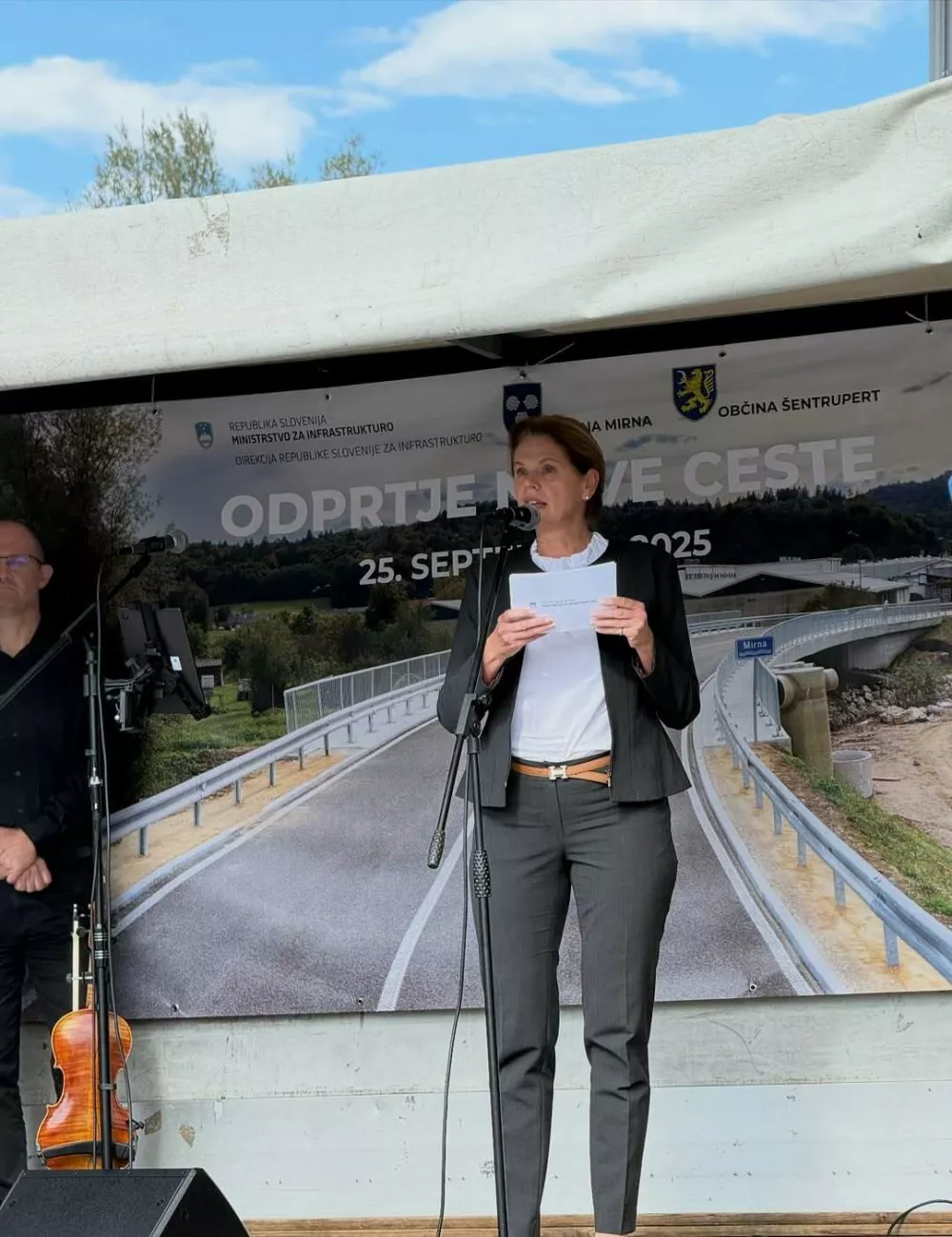 Alenka Bratu&scaron;ek s svetlo rjavim Hermesovim pasom, ki bojda stane 600 evrov. 