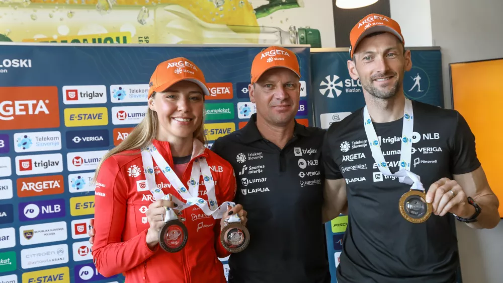 Ana Marija Lampič, Jakov Fak in slovenski biatlonski trener Janez Marič26.3.2025 - Biatlon - novinarska konferenca Jakova Faka in Anamarije Lampič po koncu leto&scaron;nje sezone svetovnega pokala.Foto: Luka Cjuha