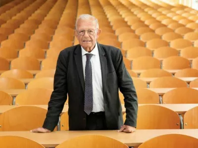 Alain Pellet, profesor in odvetnik ter dolgoletni odvetnik na Meddržavnem sodi&scaron;ču v Haagu, kjer med drugim zastopa interese Palestine v raznih postopkih proti Izraelu.Alain Pellet je francoski pravnik, ki poučuje mednarodno pravo in mednarodno gospodarsko pravo na Universit&eacute; de Paris Ouest - Nanterre La D&eacute;fense.