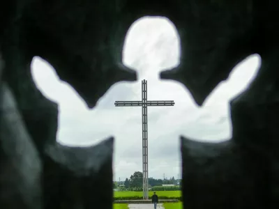 simbolina fotografija, religija, vera, cerkev, kranstvo, katolitvo, katolicizem.- 15.08.2014 - BREZJE - Praznik Marijinega vnebozetja - sveta maa pred baziliko in narodnim svetiem Marije Pomagaj in ponovna slovesna izroitev slovenskega naroda Boji materi Mariji ter obhajanje 100. obletnice zaetka 1. svetovne vojne in s tem zdruen spomin na vse rtve 1. svetovne vojne, verniki    //FOTO: Bojan Velikonja