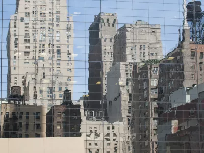 Reflections of skyscrapers and other buildings in the glass facade of the Metropolitan Tower on 142 West 57th Street, Manhattan, New York City. / Foto: Mirrorimage-nl
