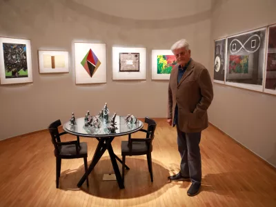 V pisarnah skrite slike na razstavo