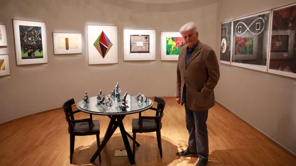 V pisarnah skrite slike na razstavo