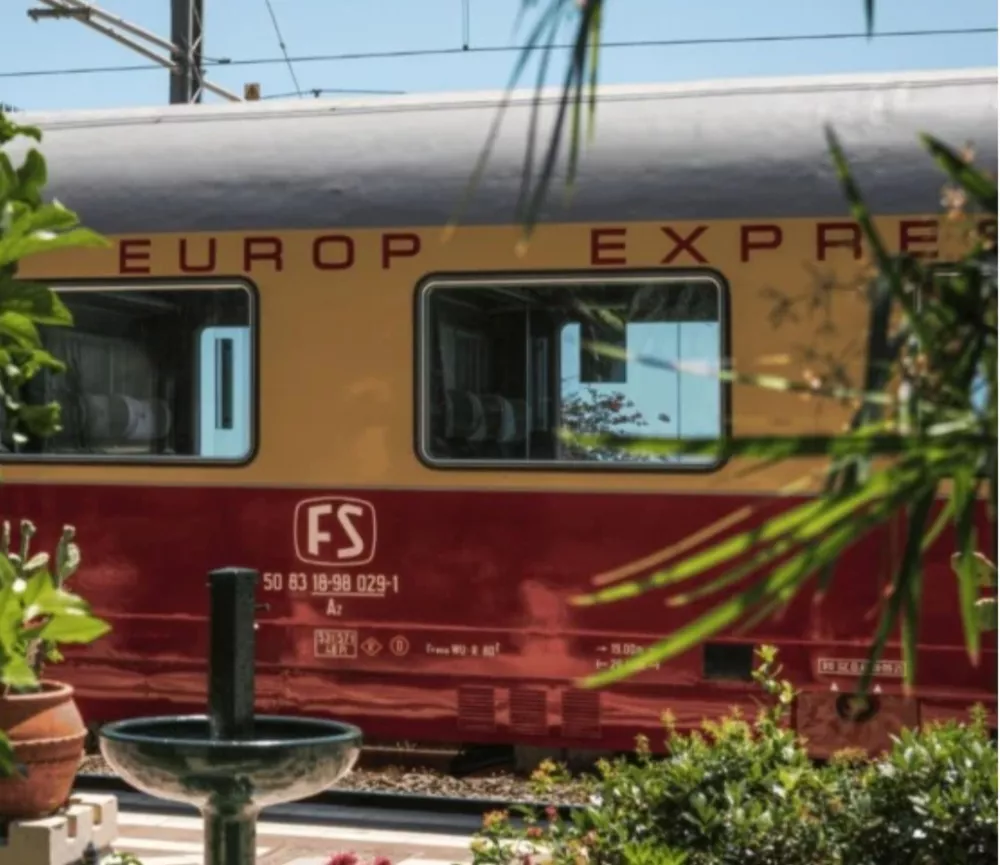 Retro vlak, ki Toskano razkriva v ritmu preteklosti