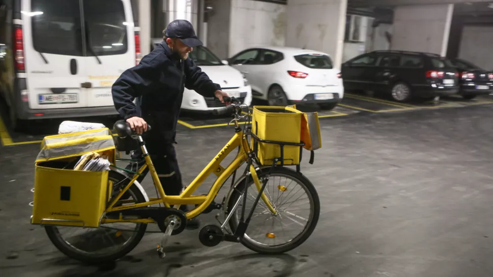 - 13.04.2018 - Tomaž Osolnik, po&scaron;tar - pismono&scaron;a na kolesu &ndash; Po&scaron;ta  //FOTO: Luka Cjuha.