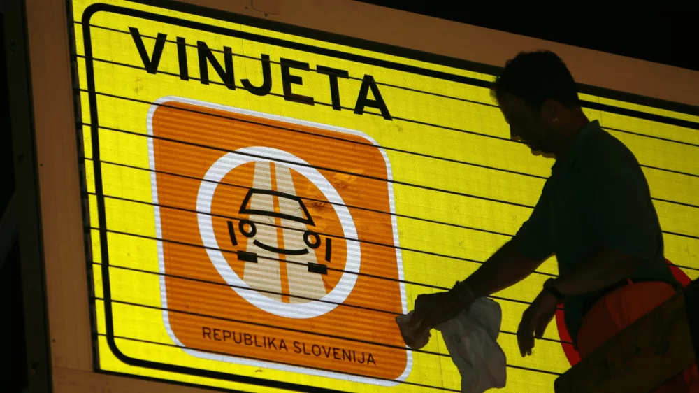 Uvedba vinjet, polnoči, 01-07-2008, - tabla - od 1. julija 2008 - vinjete - nov sistem cestninjenja na vseh cestninskih cestah po Sloveniji - avtocestne vinjete za osebna vozila na slovenskih avtocestah - - cena polletne vinjete je 35 evrov, za letno pa bo treba od&scaron;teti 55 evrov. Vozniki motornih koles pa bodo morali za polletno vinjeto od&scaron;teti 17,50 evra in za letno 27,50 evra//FOTO: Jaka AdamičOPOMBA: ZA OBJAVO V ČASOPISU DNEVNIK