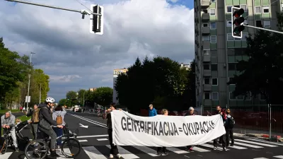 29.09.2025 Protest prebivalcev Savskega naselja na Linhartovi censti - Civilna iniciativa Savsko naselje in PLAC - Participativna Ljubljanska Avtonomna Cona - protestni shod Savčank in Savčanov, pa tudi drugih enakomislečih some&scaron;čanov. FotoNik Erik Neubauer