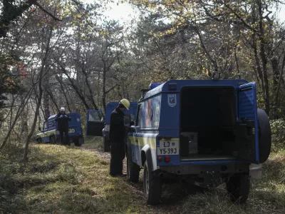 - 12.12.2015 - iskalna akcija in uničenje neeksplodiranih ubojnih sredstev, Ren&scaron;ki vrh nad Novo Gorico - civilna za&scaron;čita  ///FOTO: Luka Cjuha.