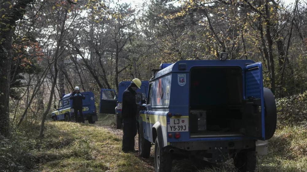 - 12.12.2015 - iskalna akcija in uničenje neeksplodiranih ubojnih sredstev, Ren&scaron;ki vrh nad Novo Gorico - civilna za&scaron;čita  ///FOTO: Luka Cjuha.