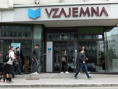 - Simbolična fotografija - Zavarovalnica Vzajemna Poslovalnica Ljubljana, Vo&scaron;njakova ulica 2 v Ljubljani - stavba - uprava18.05.2023 &ndash; Vzajemna, zdravstvena zavarovalnica &ndash; uprava predstavila stali&scaron;če in nadaljnje korake v zvezi z uredbo o določitvi najvi&scaron;je cene premije dopolnilnega zdravstvenega zavarovanja in novelo zakona o zdravstvenem varstvu in zdravstvenem zavarovanju//FOTO: Tomaž Skale