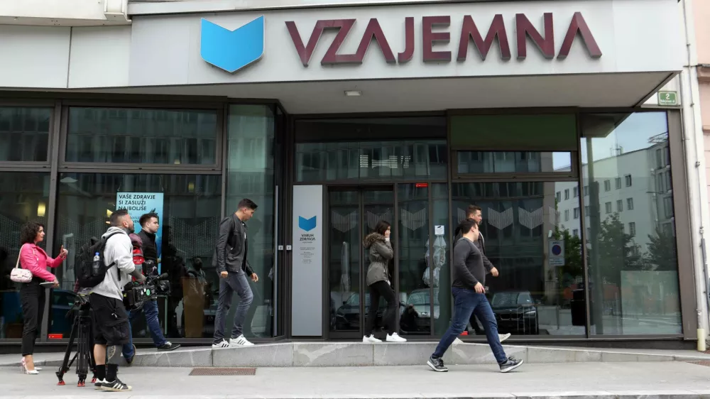 - Simbolična fotografija - Zavarovalnica Vzajemna Poslovalnica Ljubljana, Vo&scaron;njakova ulica 2 v Ljubljani - stavba - uprava18.05.2023 &ndash; Vzajemna, zdravstvena zavarovalnica &ndash; uprava predstavila stali&scaron;če in nadaljnje korake v zvezi z uredbo o določitvi najvi&scaron;je cene premije dopolnilnega zdravstvenega zavarovanja in novelo zakona o zdravstvenem varstvu in zdravstvenem zavarovanju//FOTO: Tomaž Skale