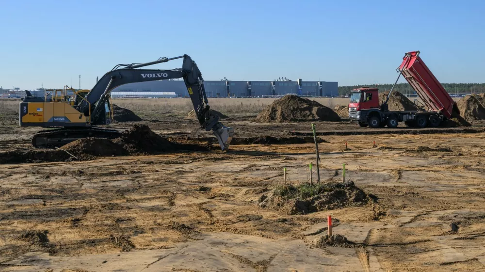 04 April 2025, Brandenburg, Gr&uuml;nheide: View of the expansion of the northern site at the Tesla Gigafactory Berlin-Brandenburg. The Tesla e-car plant in Gr&uuml;nheide, east of Berlin, was opened on March 22, 2022. Photo: Patrick Pleul/dpa,Image: 984286332, License: Rights-managed, Restrictions: GERMANY OUT, Model Release: no