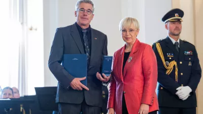 Ljubljana, predsedniska palaca.Predsednica republike Natasa Pirc Musar je vrocila drzavno odlikovanje medaljo za castno dejanje Tomu Potokarju za dolgoletno clovekoljubno in pozrtvovalno delo ter izjemno nesebicno pomoc poskodovanim in bolnim na kriznih in vojnih obmocjih v Gazi in drugje.