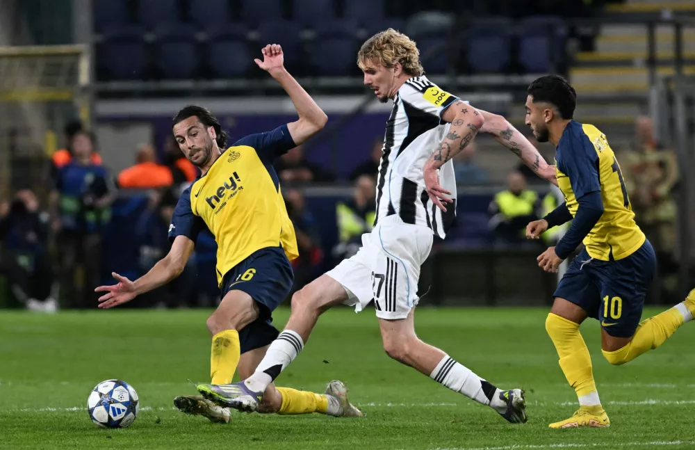 Soccer Football - UEFA Champions League - Union Saint-Gilloise v Newcastle United - Lotto Park, Anderlecht, Belgium - October 1, 2025 Newcastle United's Nick Woltemade in action with Union Saint-Gilloise's Christian Burgess REUTERS/Frederic Sierakowski