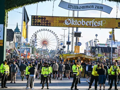 01 October 2025, Bavaria, Munich: Visitors enter the Oktoberfest grounds after admission. After being closed due to a bomb threat, the Munich Oktoberfest has reopened. Photo: Jason Tschepljakow/dpa