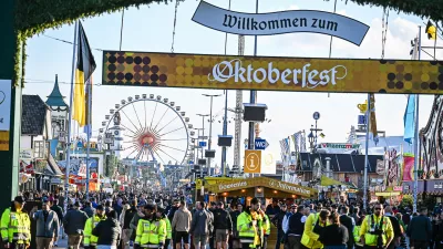 01 October 2025, Bavaria, Munich: Visitors enter the Oktoberfest grounds after admission. After being closed due to a bomb threat, the Munich Oktoberfest has reopened. Photo: Jason Tschepljakow/dpa
