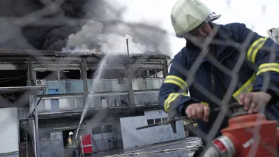 - 12.05.2015 - - požar v hladilnici Mercator na Hladilniški poti v ljubljanskem Zalogu - zagorelo glavno skladišče zamrzjenih živil za osrednjo Slovenijo - 3000 kvadratnih metrov skladiščnih prostorov za sveži program, zelenjavo, sadje in meso///FOTO: Luka Cjuha