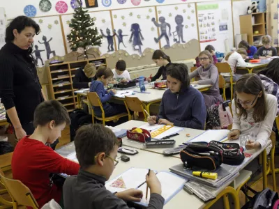 - &scaron;olstvo - osnovno&scaron;olci - učenci - pouk - učiteljica - Osnovna &scaron;ola Ledina, Komenskega ulica 19 //FOTO: Luka Cjuha