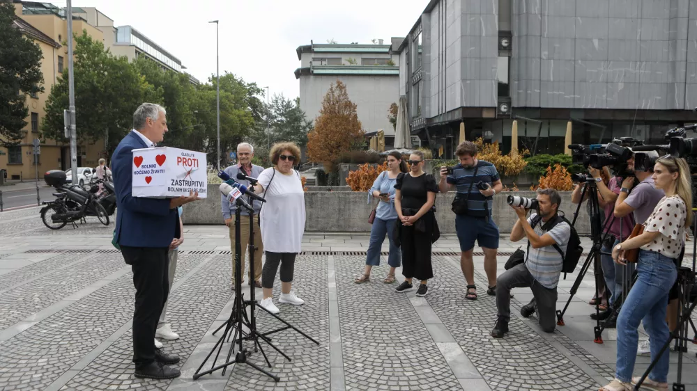 25.7.2025 Ale&scaron; Primc in Milena Miklavčič bosta v državni zbor vložila več kot 15.000 podpisov za začetek postopka za razpis referenduma o pomoči pri prostovoljnem končanju življenja. Referendum Foto: Luka Cjuha