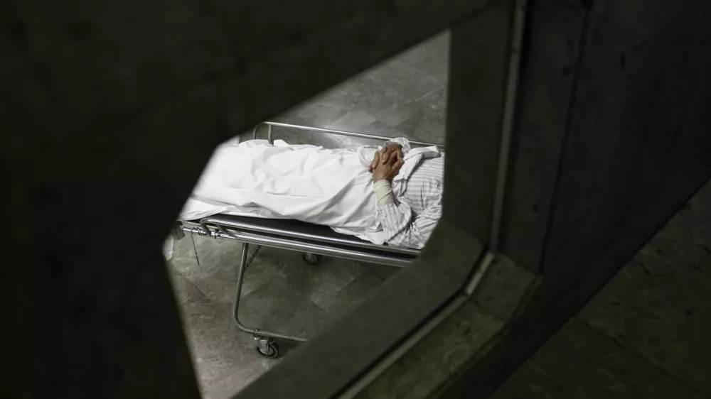 - simbolična fotografija - pacient - bolnik - zdravstvo - zdravstveni sistem- UKC 2013 - Univerzitetni klinični center v Ljubljani, //FOTO: Luka Cjuha