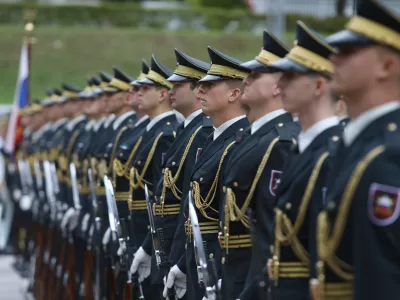 Simbolična fotografija - slovenska vojska - častna straža8.10.2024 - prihod novoimenovanega ministra za obrambo Boruta Sajovica pred ministrstvo za obrambo in sprejem z voja&scaron;kimi častmi - ministrstvo za obramboFOTO: Luka Cjuha