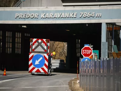 Uprava druzbe Dars si je skupaj z ministrom za infrastrukturo Jernejem Vrtovcem ogledala potek gradnje vzhodne cevi predora Karavanke.