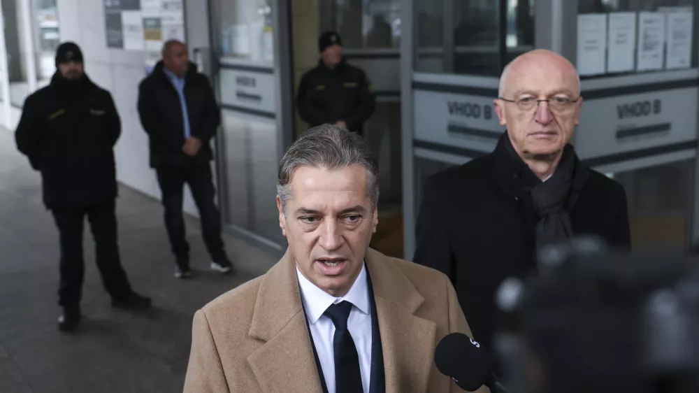 - 04.12.2024 - predsednik vlade Robert Golob je bil vabljen na zasli&scaron;anje na KPK - v sklopu preiskave o domnevnih političnih pritiskih na delo policije zasli&scaron;ala predsednika vlade Roberta Goloba in več prič. Med njimi so tudi nekdanja notranja ministrica Tatjana Bobnar, biv&scaron;i vr&scaron;ilec dolžnosti generalnega direktorja policije Bo&scaron;tjan Lindav, aktualna državna sekretarka na notranjem ministrstvu Tina Heferle in biv&scaron;i državni sekretar na tem ministrstvu Branko Lobnikar//FOTO: Jaka Gasar