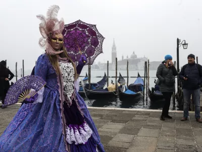- ljudje nosijo za&scaron;čitne maske za preprečevanje okužbe s korona virusom -- Benetke - zaradi &scaron;irjenja koronavirusa prepovedane vse javne prireditve, vključno z bene&scaron;kim pustnim karnevalom - 25.02.2020 &ndash; ITALIJA &ndash; Koronavirus - žari&scaron;če koronavirusa v Italiji je v Lombardiji, več okuženih je &scaron;e v Benečiji, ter Emiliji-Romanji - &scaron;tevilo okuženih z virusom SARS-CoV-2 na evropskih tleh se je povzpelo na 229 in doslej zahteval sedem življenj, //FOTO: Jaka Gasar / Foto: Jaka Gasar