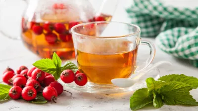 tea with a hawthorn and mint in a cup on a table, selective focus / Foto: Murziknata