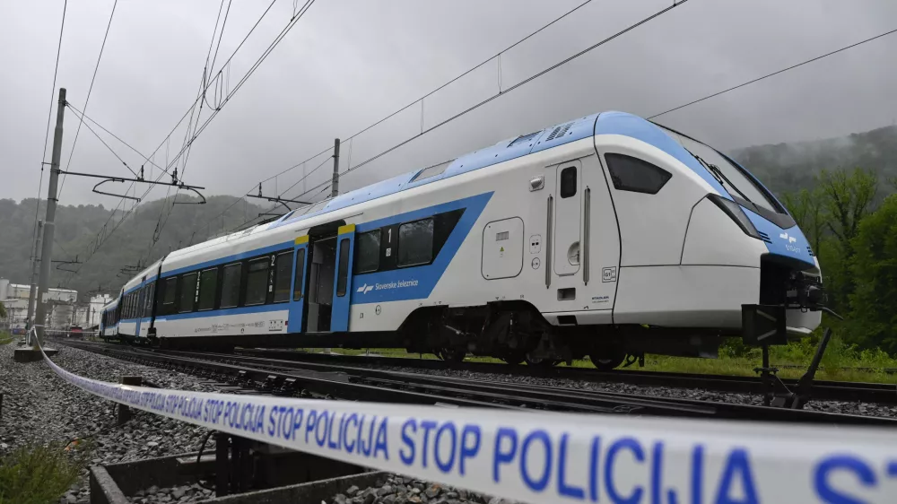 - 11.05.2023 - Iztirjen vlak v Kresnicah s 50 potniki. //FOTO: Nik Erik Neubauer / Foto: Nik Erik Neubauer