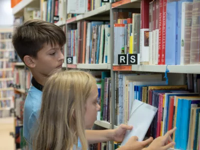 Na mladih svet stoji. Da, je kli&scaron;e, ampak drži kot pribito. / Foto: Istock