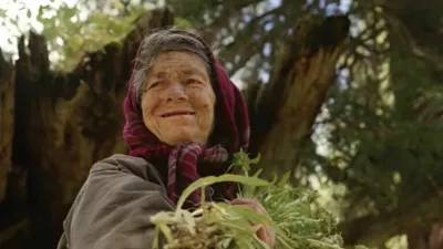 Agafija nabira zeli&scaron;ča in gozdne plodove, prav tako verjame, da je corona virus preživela zaradi molizve.  Foto: posnetek zaslona youtube