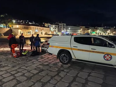 03.10.2025., Senj - Četiri osobe poginule su u te&scaron;koj prometnoj nesreći koja se jučer poslijepodne dogodila na Jadranskoj magistrali kod Senja. Osobni automobil zagrebačkih registarskih oznaka sletio je u more u naselju Bunica kod Senja. Na teren su odmah upućene žurne službe, a u potragu su bili uključeni i ronioci Hrvatske gorske službe spa&scaron;avanja iz Gospića. Tijelo jedne osobe je plutalo, dok su ronioci iz mora izvukli jo&scaron; tri tijela. U automobilu su bila dva mu&scaron;karca i dvije žene. Photo: HGSS/PIXSELL