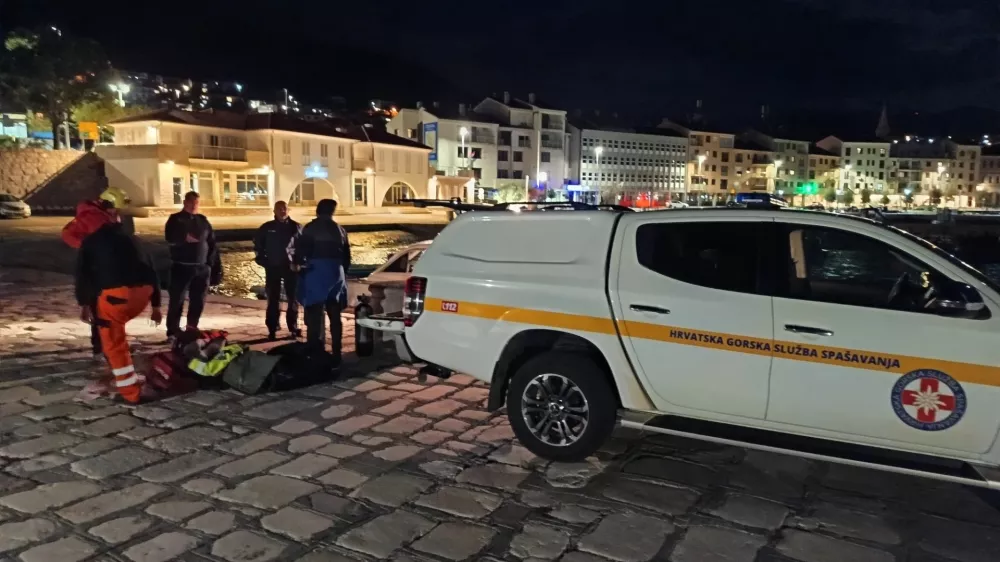 03.10.2025., Senj - Četiri osobe poginule su u te&scaron;koj prometnoj nesreći koja se jučer poslijepodne dogodila na Jadranskoj magistrali kod Senja. Osobni automobil zagrebačkih registarskih oznaka sletio je u more u naselju Bunica kod Senja. Na teren su odmah upućene žurne službe, a u potragu su bili uključeni i ronioci Hrvatske gorske službe spa&scaron;avanja iz Gospića. Tijelo jedne osobe je plutalo, dok su ronioci iz mora izvukli jo&scaron; tri tijela. U automobilu su bila dva mu&scaron;karca i dvije žene. Photo: HGSS/PIXSELL