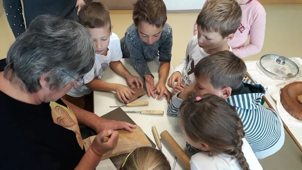 Po 50 letih mojstrstva &scaron;e vedno rezbari