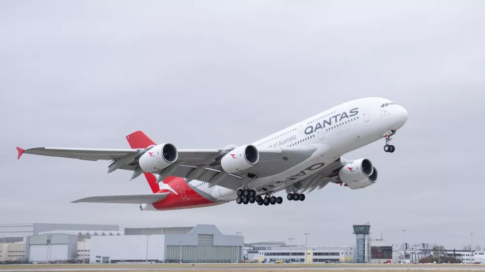 FILED - 08 November 2021, Saxony, Dresden: A Qantas Airways Airbus A380 takes off from Dresden Airport. - Australian airline Qantas Group is to cut its domestic capacity levels for 2023 to assist with the recovery from sustained high fuel prices. Photo: Sebastian Kahnert/dpa-Zentralbild/dpa