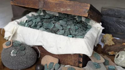 This photo provided by shipwreck salvage company 1715 Fleet - Queens Jewels, LLC shows Spanish coins the firm uncovered from a shipwreck off the Atlantic coast of Florida, 2025. (1715 Fleet - Queens Jewels, LLC via AP)