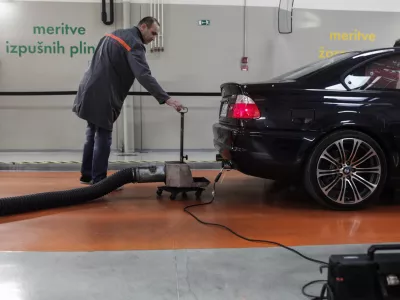 - izpu&scaron;ni plini - meritve izpu&scaron;nih plinov v skladu z direktivami EU, - 05.11.2015 - Tehnični pregledi Interservice d.o.o., Lesko&scaron;kova 11 v Ljubljani - tehnični pregled za motorna in priklopna vozila - avtomobilizem  //FOTO: Luka Cjuha.