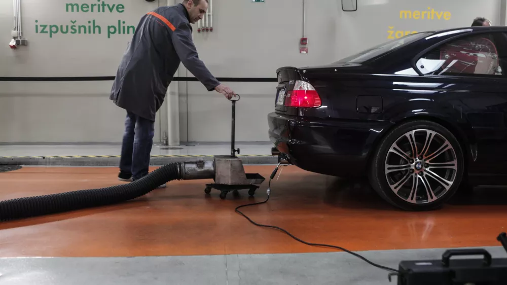 - izpu&scaron;ni plini - meritve izpu&scaron;nih plinov v skladu z direktivami EU, - 05.11.2015 - Tehnični pregledi Interservice d.o.o., Lesko&scaron;kova 11 v Ljubljani - tehnični pregled za motorna in priklopna vozila - avtomobilizem  //FOTO: Luka Cjuha.
