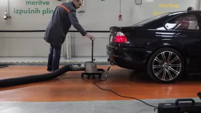 - izpu&scaron;ni plini - meritve izpu&scaron;nih plinov v skladu z direktivami EU, - 05.11.2015 - Tehnični pregledi Interservice d.o.o., Lesko&scaron;kova 11 v Ljubljani - tehnični pregled za motorna in priklopna vozila - avtomobilizem  //FOTO: Luka Cjuha.