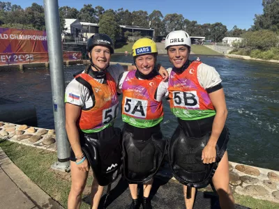 Avstralija, Sydney.Slovenska reprezentanca v slalomu na divjih vodah je tretji dan svetovnega prvenstva v avstralskem Penrithu osvojila tretje mesto. Kajakasice Eva Alina Hocevar, Ajda Novak in Lea Novak.Foto: Kajakaska zveza Slovenije