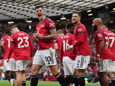 04 October 2025, United Kingdom, Manchester: Manchester United's Benjamin Sesko (3rd L) celebrates scoring his side's second goal with teammates during the English Premier League soccer match between Manchester United and Sunderland at Old Trafford. Photo: Martin Rickett/PA Wire/dpa
