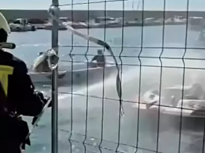 Gasilci so posku&scaron;ali pogasiti požar na čolnu.