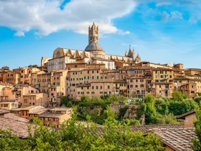 Blick auf die Altstadt von Siena in der Toskana im Sommer, in der Mitte ist der ber&uuml;hmte Dom zu sehen