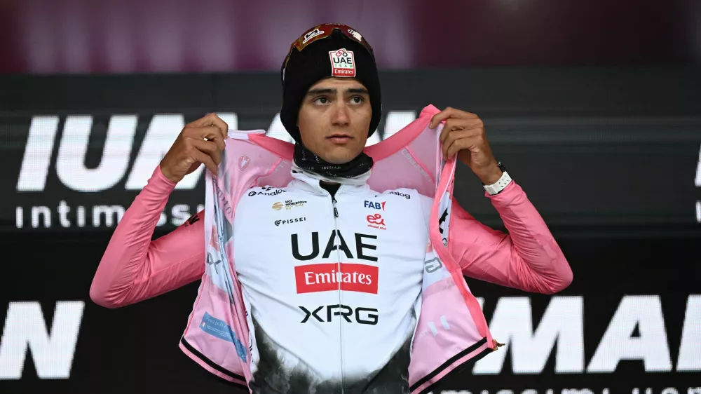 Cycling - Giro d'Italia - Stage 14 - Treviso to Nova Gorica - Slovenia - May 24, 2025 UAE Team Emirates's Isaac Del Toro puts on the maglia rosa jersey after stage 14 REUTERS/Jennifer Lorenzini