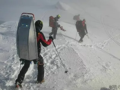 Bohinjski gorski re&scaron;evalci na pomoč zasutim v plazu. 